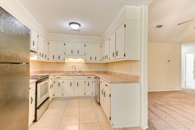 Building Photo - 4532 Hillside Dr