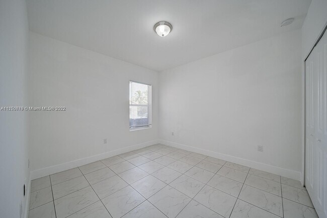 Building Photo - 14709 NE 7th Ave