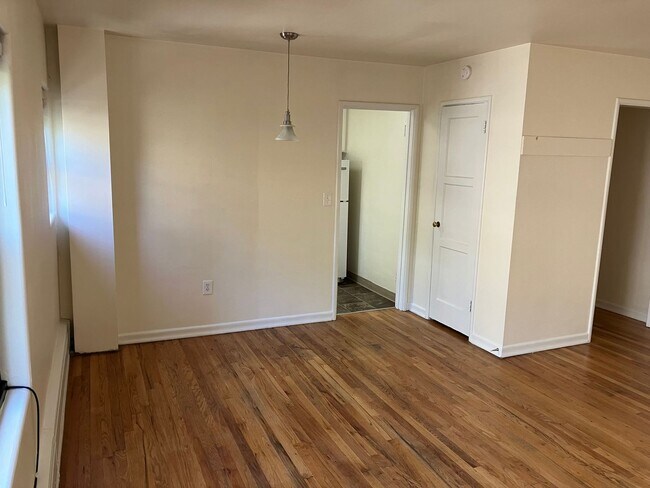 Interior Photo - Bay Ridge Court (Cobblestone Court)