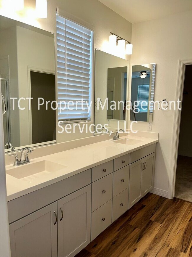 Building Photo - Beautiful Home In Gilbert Lake Community!