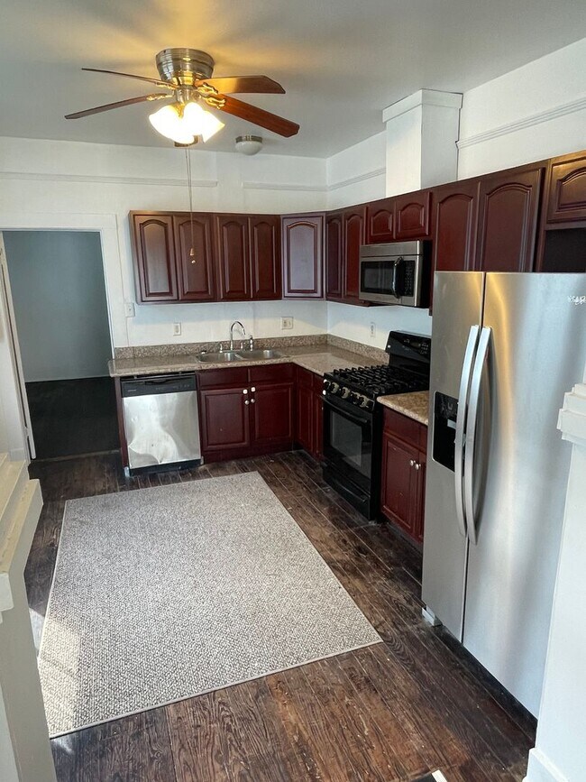 Building Photo - 2BD/1BA Shotgun w/ Huge Sunroom and Backyard