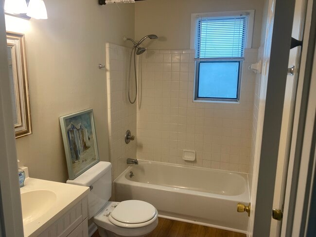 Building Photo - 940 East Lake Dr