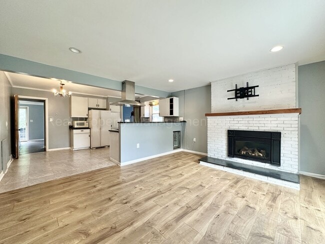 Building Photo - Spacious 4-Bedroom, 2-Bath Home in Clawson – Minutes from Downtown!