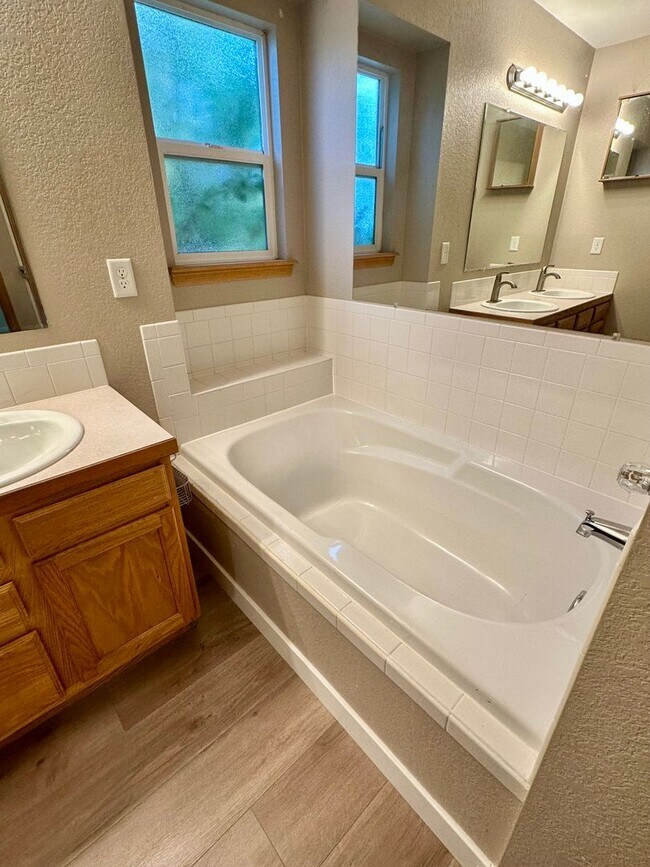 Building Photo - Updated 5-Bedroom Windsor Home - Available...