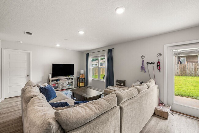 Building Photo - 5843 Belmont Stakes Rd