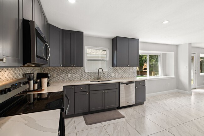 Building Photo - 2114 Briargreen Dr