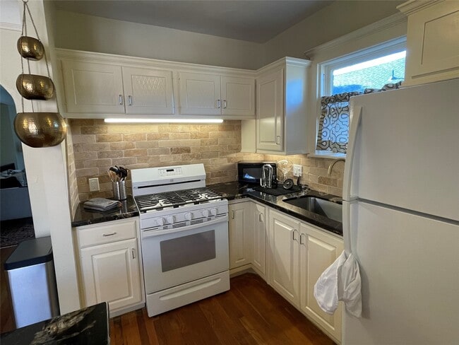 Building Photo - 1604 Castle Ct