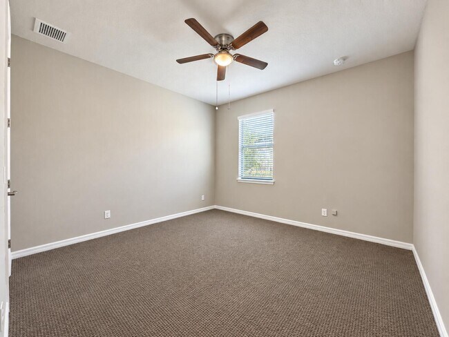 Building Photo - 348 SE Courances Dr