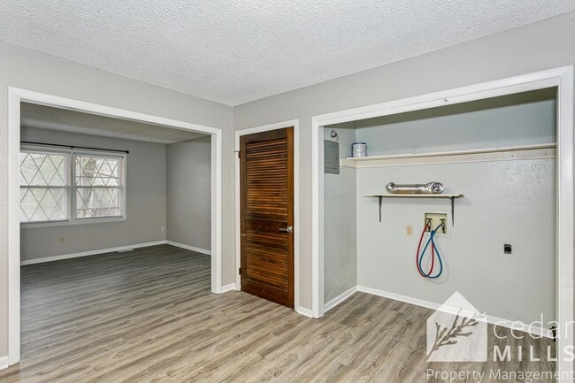Building Photo - Southside 2 Bedroom Duplex