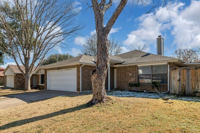 Building Photo - AVAILABLE NOW! NICE 3 BEDROOM HOME LOCATED IN ARLINGTON, TEXAS!