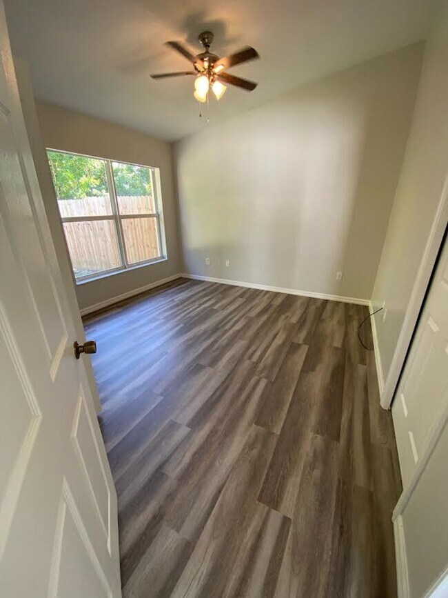 Building Photo - 2 Bed 2 Bath Duplex in San Carlos Park