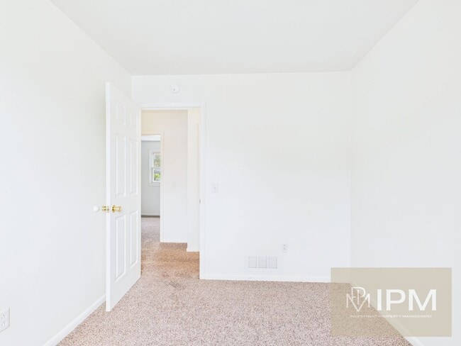 Building Photo - Available Now! Cozy 3 Bedroom, 1 Bath Town...