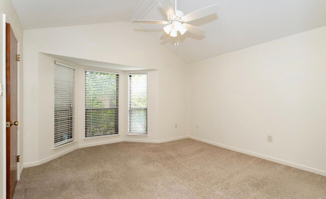 Building Photo - Beautiful Townhome Near LSU for Rent