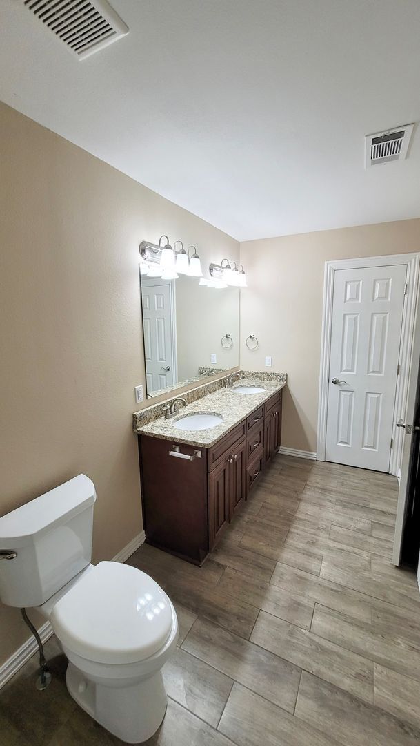 Building Photo - Spacious Townhouse located in Chaffee Cros...