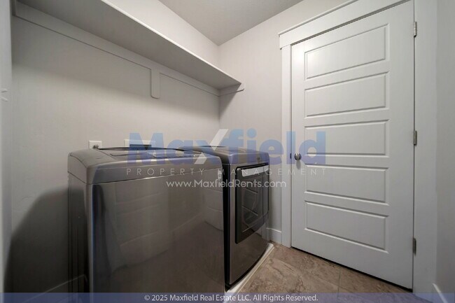Building Photo - Small Pet Friendly - 3BD 2BTH 2GAR - Center Street/700 W Near TopGolf