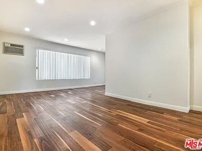 Building Photo - 1112 N Olive Dr
