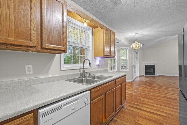 Building Photo - Cul-de-Sac Retreat with Vaulted Ceilings, Fireplace & Large Deck