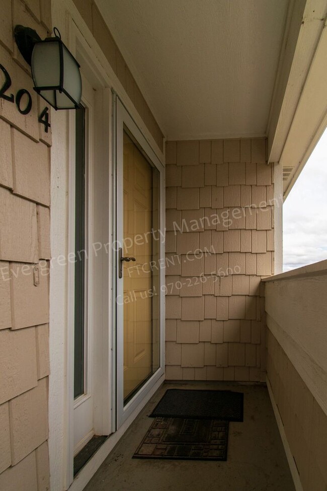 Building Photo - 2 bedroom, 2 bathroom condo in prime locat...