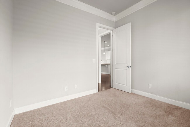 Building Photo - Townhouse - 4 Beds - 4 Bath