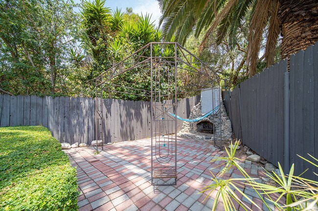 Building Photo - 4978 N North Maywood Ave