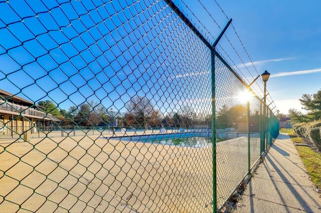 Building Photo - Clean & Fresh 2 + 2 close to METRO!