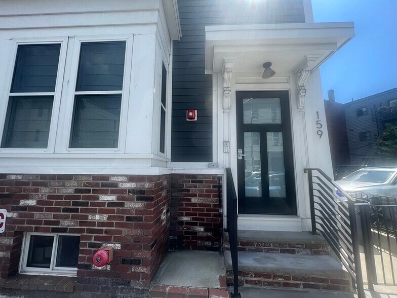 Building Photo - 158 Bennington St