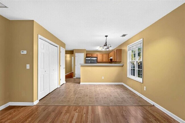 Building Photo - 744 W Vincent Dr
