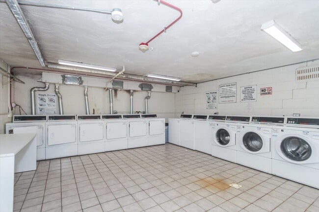 Building Photo - 10373 Dearlove Rd