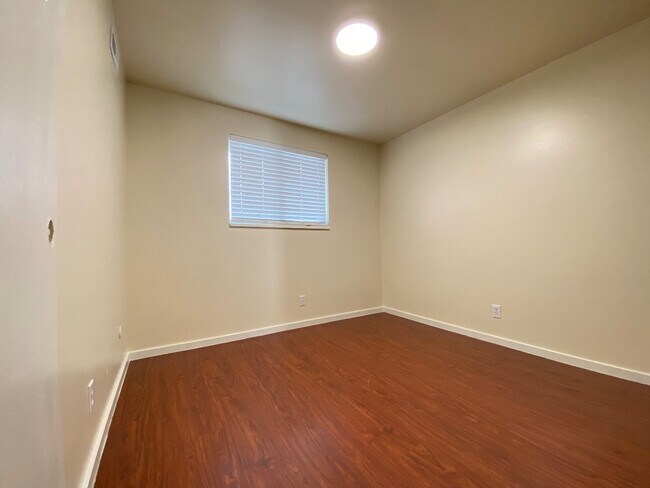 Building Photo - 817 W Heather Ln