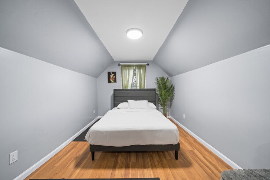 Building Photo - 20 W 48th St