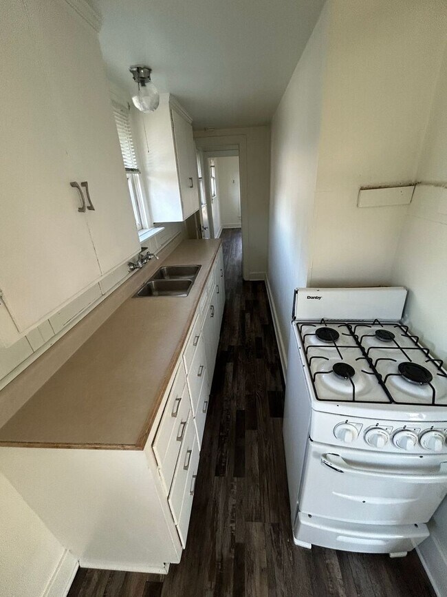 Building Photo - 1014 W 11th Ave