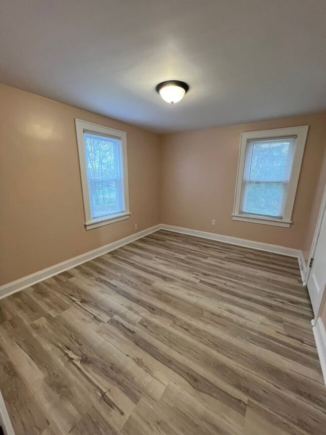 Building Photo - Newly Remodeled 4 Bed House Available Now!