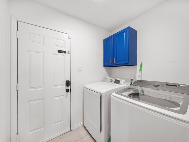 Building Photo - 8007 Beluche Dr