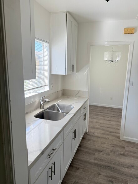 Building Photo - 43 W 52nd St