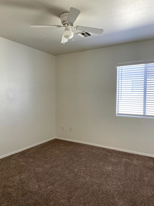 Building Photo - DARLING 3 BEDROOM, 2.5 BATH LOCATED IN GAT...