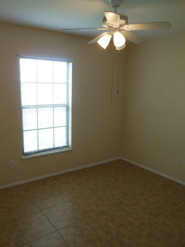 Building Photo - 3 BEDROOM, 2 BATH CANAL FRONT HOME CONVENI...