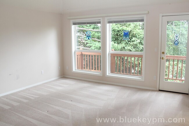 Building Photo - REDUCED $200!!   3-4 Bed, 3 Bath Camas Hom...