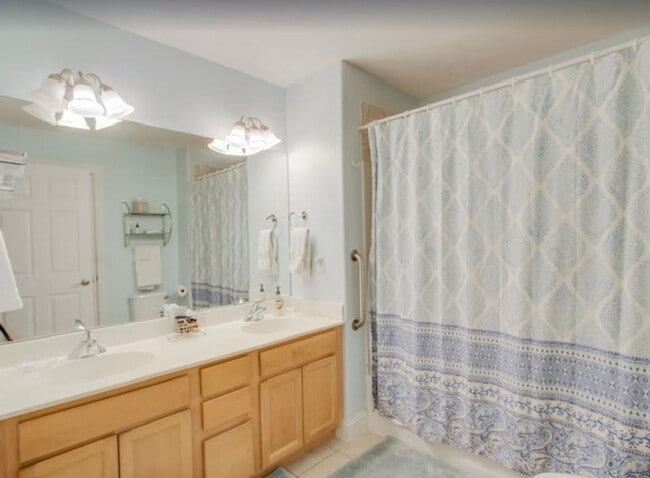 Building Photo - Move In Ready Winter Retreat in Downtown T...