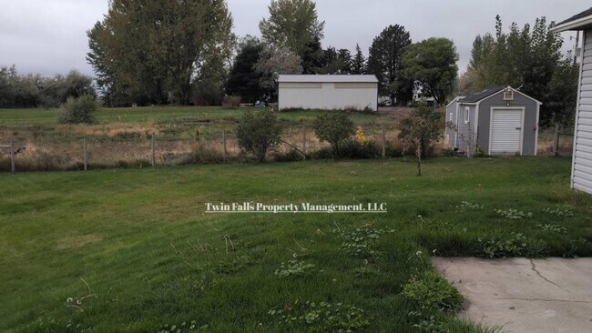 Building Photo - 213 Settlers Way W