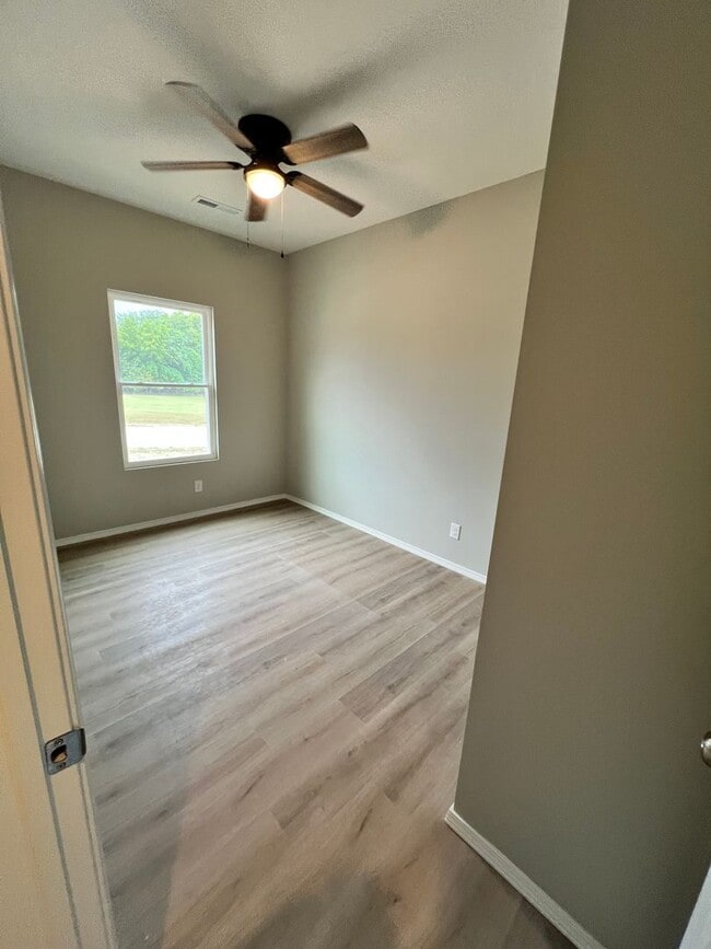 Building Photo - 1/2 Off First months Rent!!!  4 bedroom 2 bath Bolivar MO