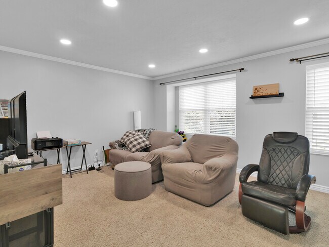 Building Photo - 374 E Braidhill Dr