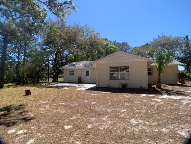 Building Photo - Lake front home with Lots of space