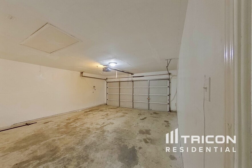 Building Photo - 403 Hollyberry Dr