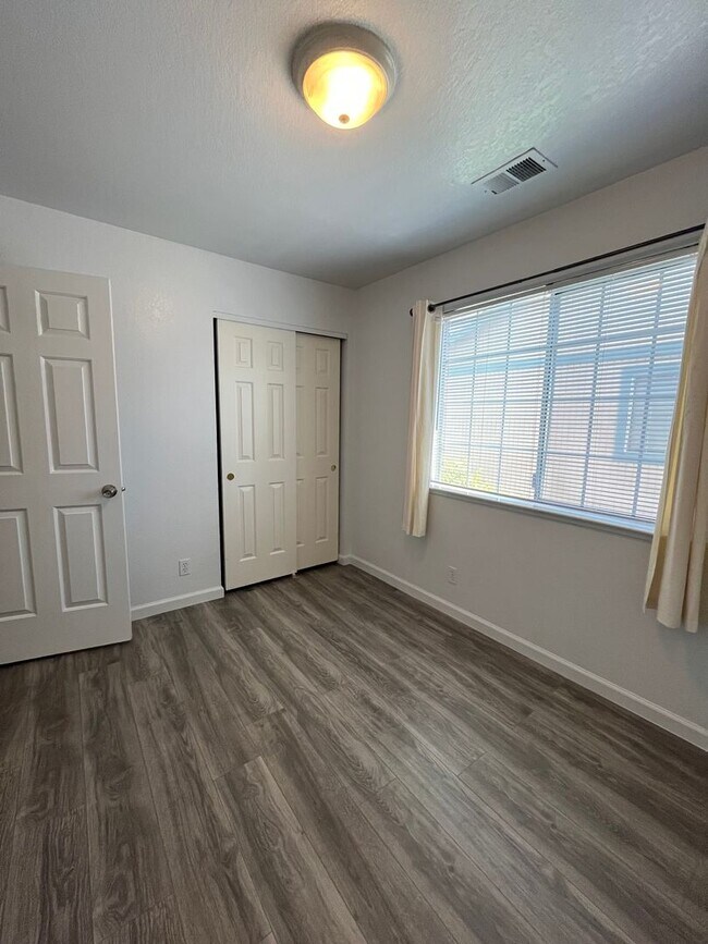 Building Photo - Available Now! Move-In Ready
