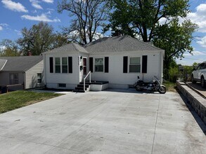 Building Photo - Massive Parking + Finished Basement Near UNMC & Downtown – $2,000/mo