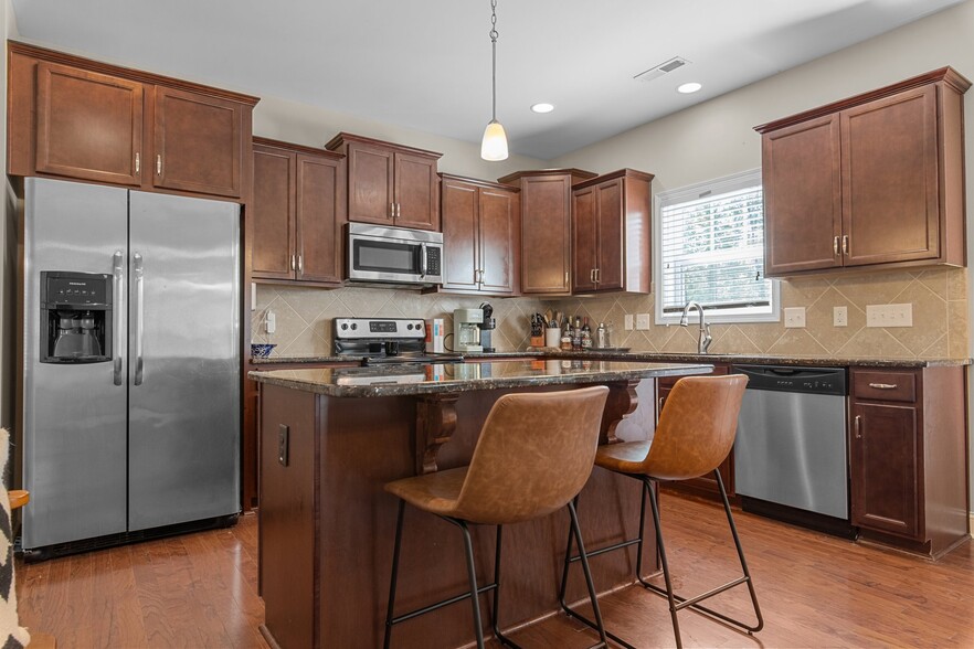 Building Photo - 789 Equestrian Way