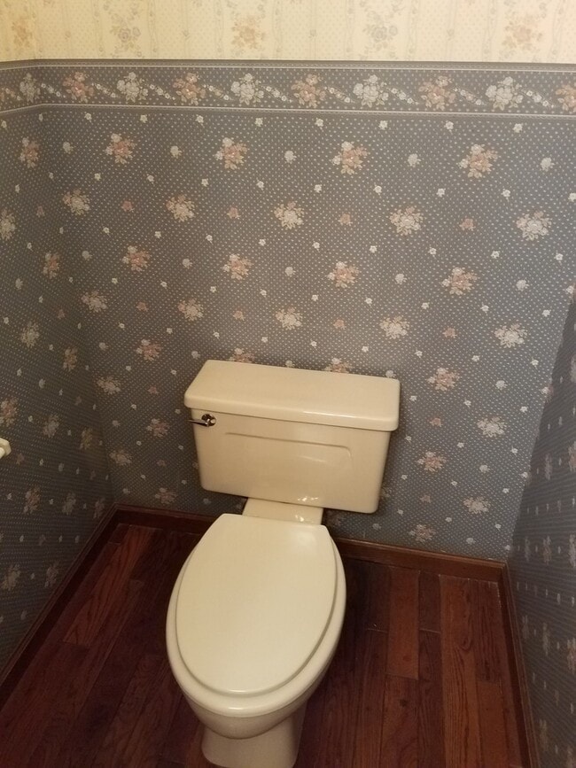 Building Photo - Beautiful 2-bedroom, 1-1/2 bath 2 Level Du...