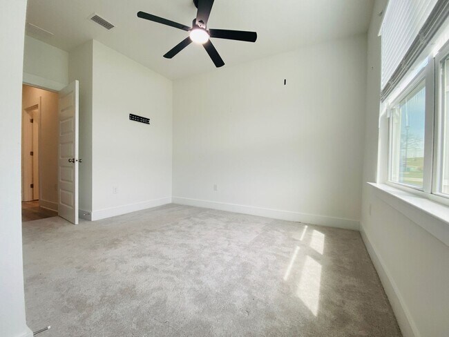 Building Photo - Over 2,000 Sq Ft! 4BR Home w/ En Suite Guest Room