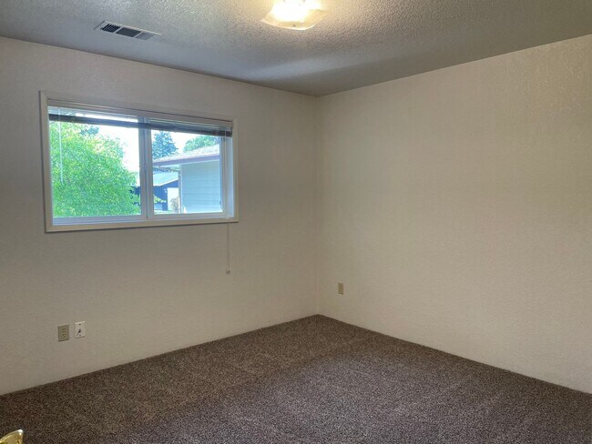 Building Photo - 1407-1409 SW Kokanee Ln