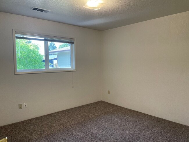 Building Photo - Very Nice 2 Bedroom 1 Bath Duplex in Grant...